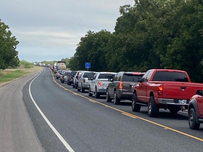 Pandemia no detiene a viajeros, siguen largas filas para cruzar de Eagle Pass a Piedras Negras 