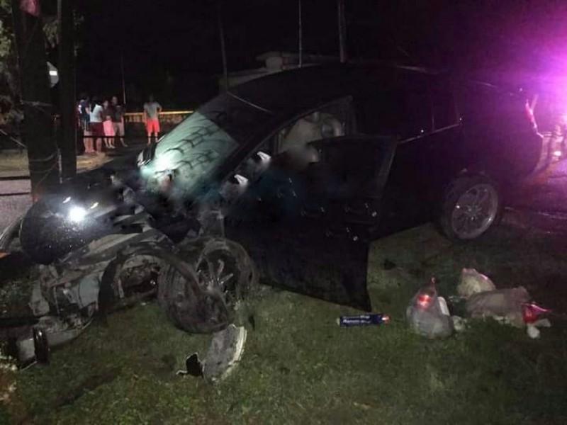 Joven destroza su auto al impactarse contra un poste en Morelos