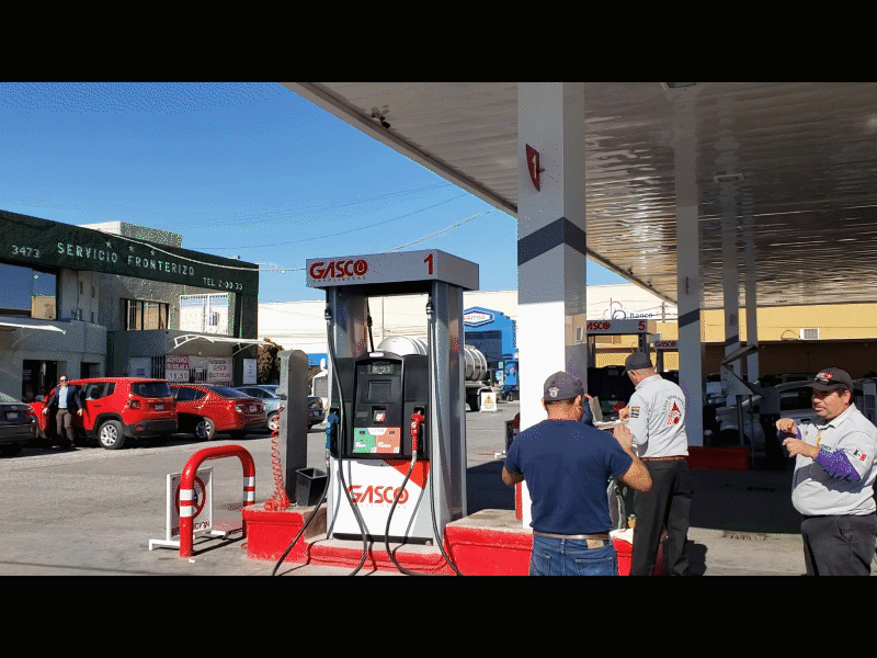 Gasolineros de Piedras Negras cumplen nueva norma de litro por litro 