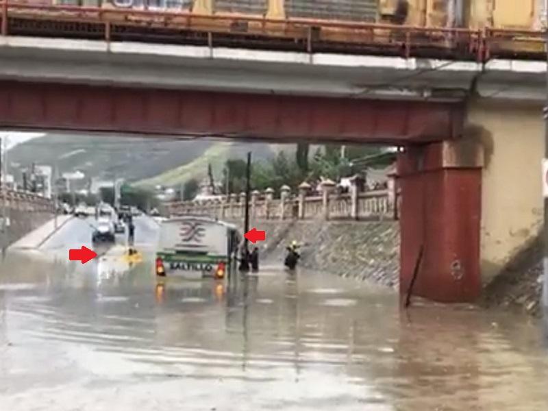 Rescatan en Saltillo a pasajeros de transporte atrapados tras las lluvias