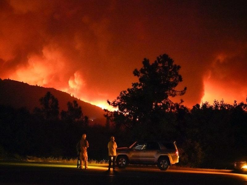 Incendios forestales dejan 3 muertos en California y amenaza a miles de casas
