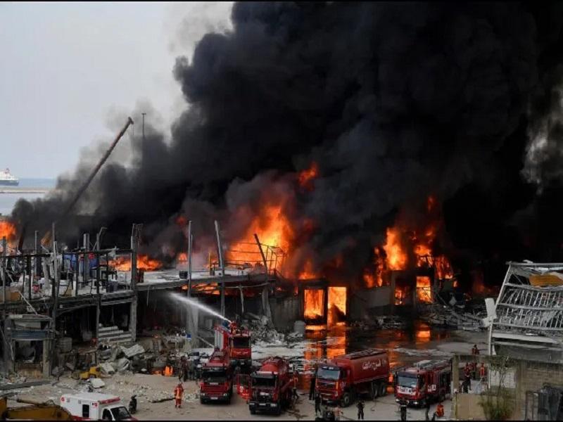 Desata pánico incendio en puerto de Beirut, a un mes de la explosión que dejó casi 200 muertos