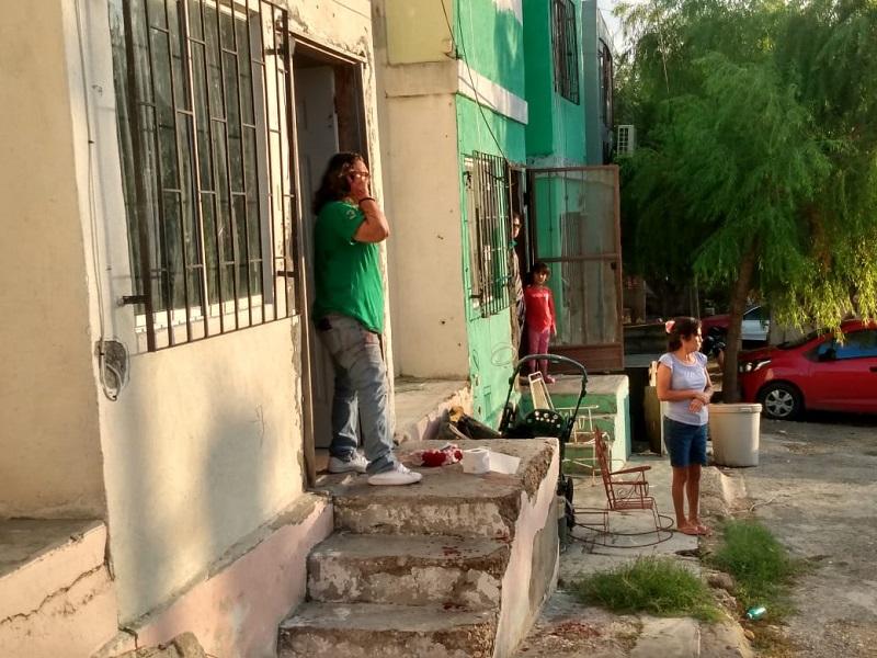 Ri&ntilde;a entre cu&ntilde;ados deja uno lesionado con un tubo en la cabeza 