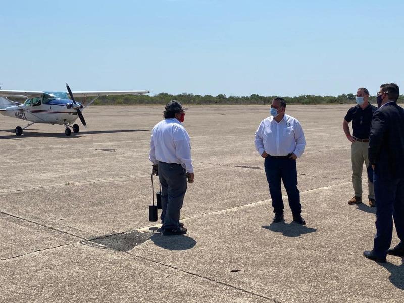 Condado de Maverick revisa proyecto para mejorar las instalaciones del aeropuerto