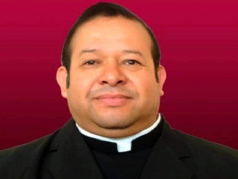 Ofician misa en honor al padre Gilberto en la Catedral de Piedras Negras (video)