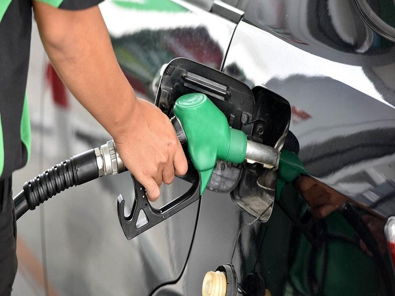 Gobierno plantea cuota adicional al IEPS de gasolina si petróleo se abarata
