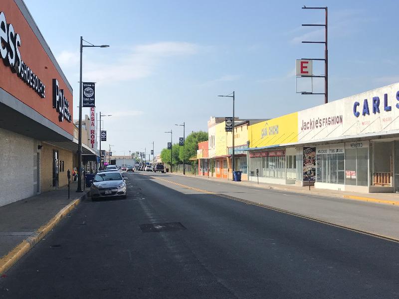 Tiendas de Eagle Pass reportan baja de hasta 75% en ventas por falta de compradores mexicanos