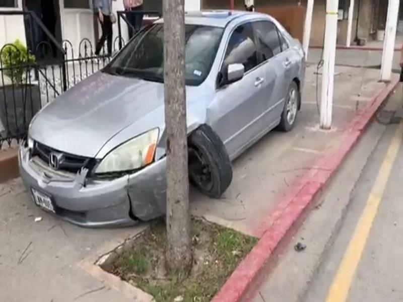 Texanos protagonizan aparatoso choque en Piedras Negras, uno de los veh&iacute;culos qued&oacute; sobre la banqueta