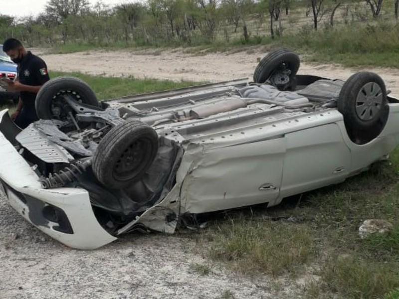 Resultan lesionados dos torreonenses tras volcarse en la carretera Morelos-Zaragoza