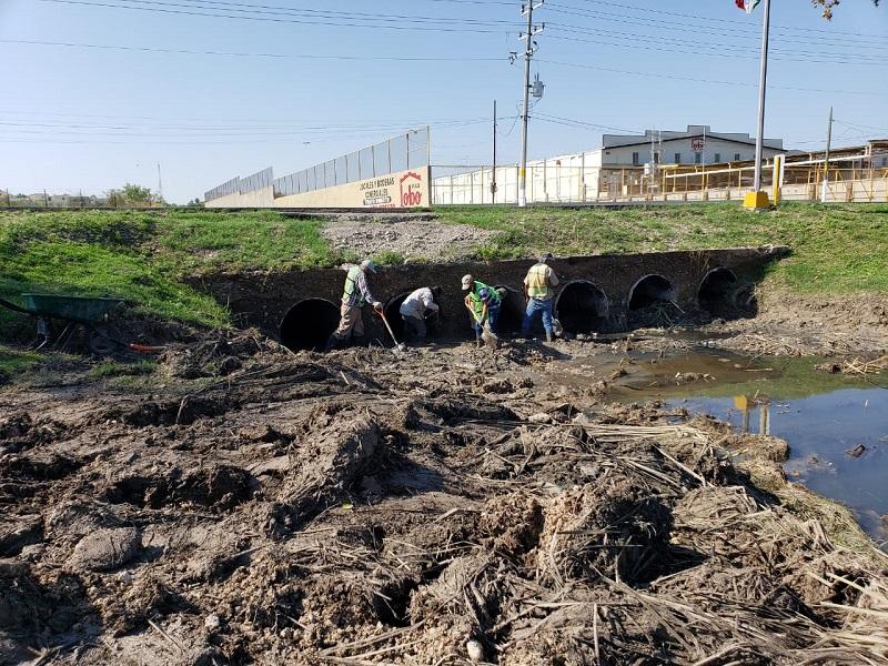 Limpian arroyos ante pron&oacute;stico de lluvias y tormentas para salvaguardar la integridad de los nigropetenses 