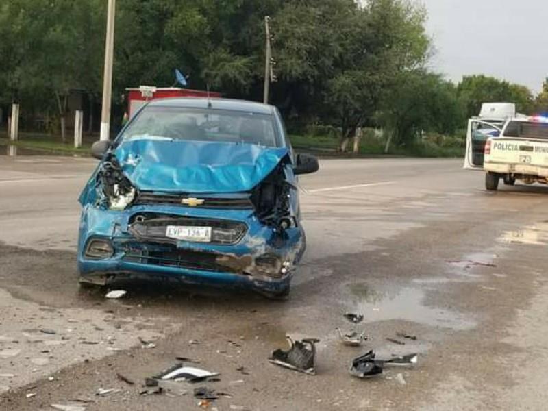 Cuantiosos daños materiales dejó fuerte accidente automovilístico en Nava
