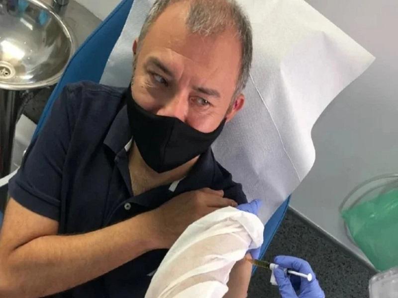 Se vacuna el primer mexicano contra el COVID-19 en Espa&ntilde;a