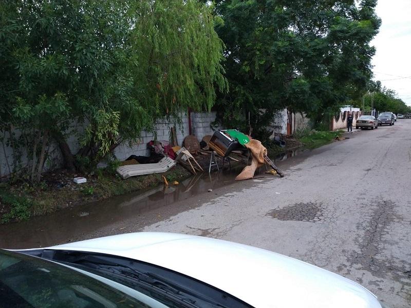 Inspectores verifican que cacharros o muebles en desuso no obstruyan banquetas en Piedras Negras 