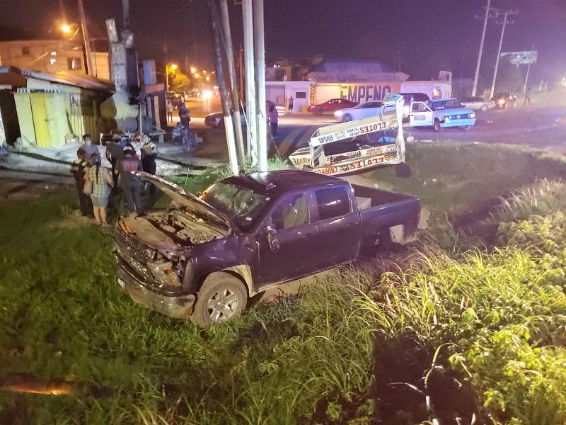 Consignan al MP accidente donde qued&oacute; volcado un veh&iacute;culo de venta de elotes (video)