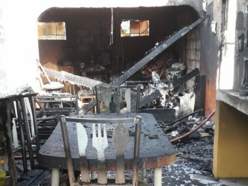 Arrasa incendio con vivienda en Morelos
