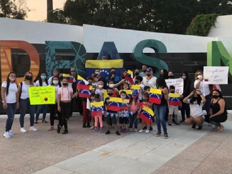 Venezolanos protestan en el Puente Internacional Uno desesperados por el retraso en sus tr&aacute;mites de asilo en EU