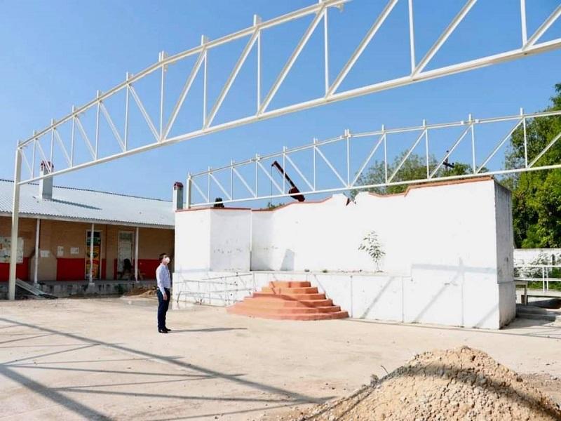 Supervisa Julio Long construcci&oacute;n de techumbre en primaria de Nueva Rosita