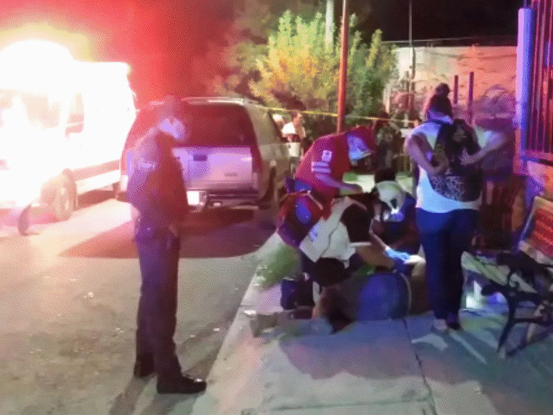 En hechos separados, sujeto lesiona con un azad&oacute;n a su compa&ntilde;ero, y un amigo de parranda le encaja botella en el ojo a otro en Piedras Negras