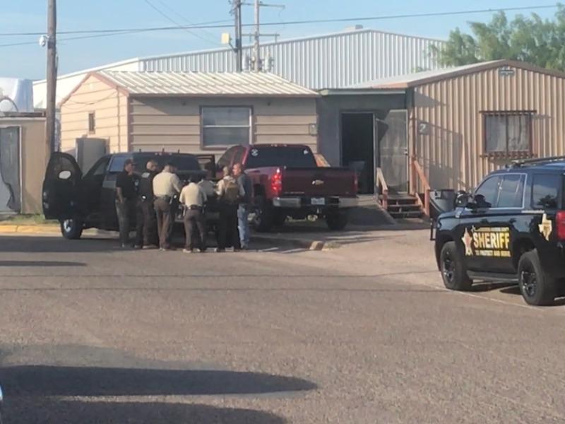 Patrulleros del Sheriff localizaron a 8 indocumentados escondidos en un domicilio en Loma Bonita