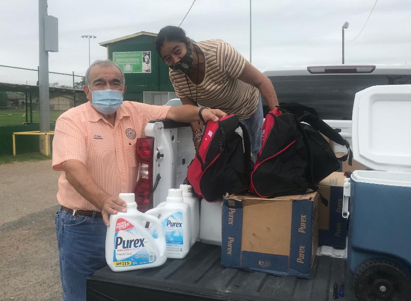 Entregan kits de limpieza para familias de Loma Bonita del condado de Maverick