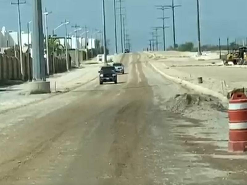 Regar&aacute; empresa el libramiento Las Tinajas por orden municipal tras queja de vecinos (video)