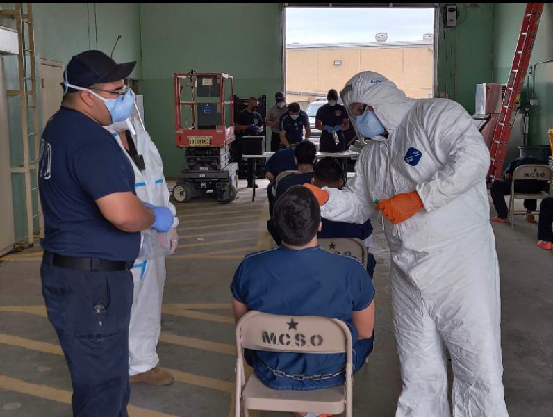 Por brote de coronavirus, someten a pruebas a reos de la c&aacute;rcel del condado de Maverick (video)