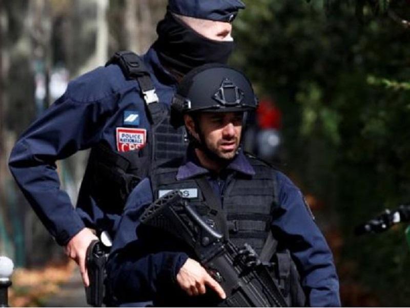 Deja cuatro heridos ataque con cuchillo en Par&iacute;s, capturan al responsable