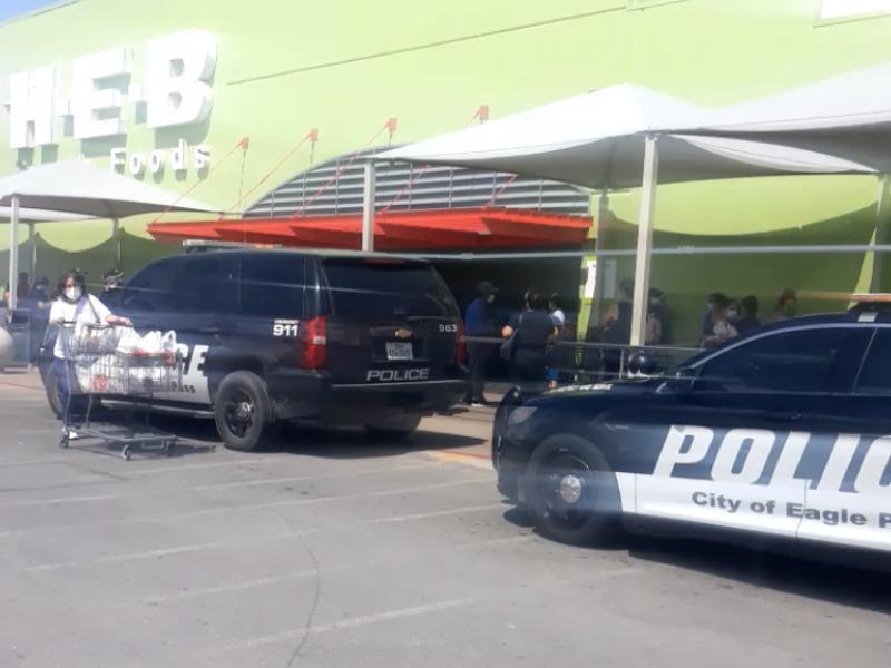 Sujeto violento causa destrozos en la tienda HEB, se atrincher&oacute; en el ba&ntilde;o