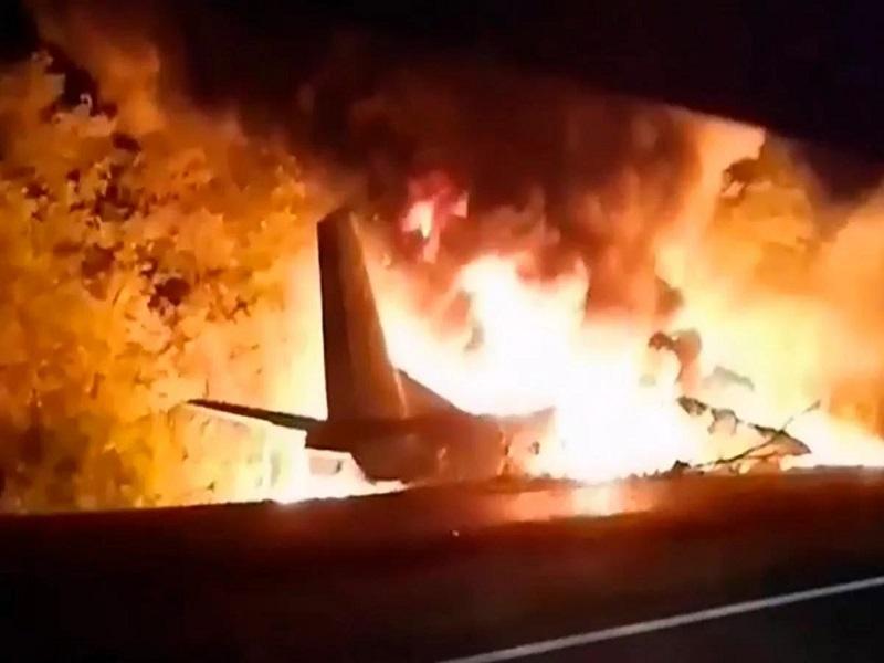 Al menos 2O muertos tras desplome de avi&oacute;n militar en Ucrania (VIDEO)