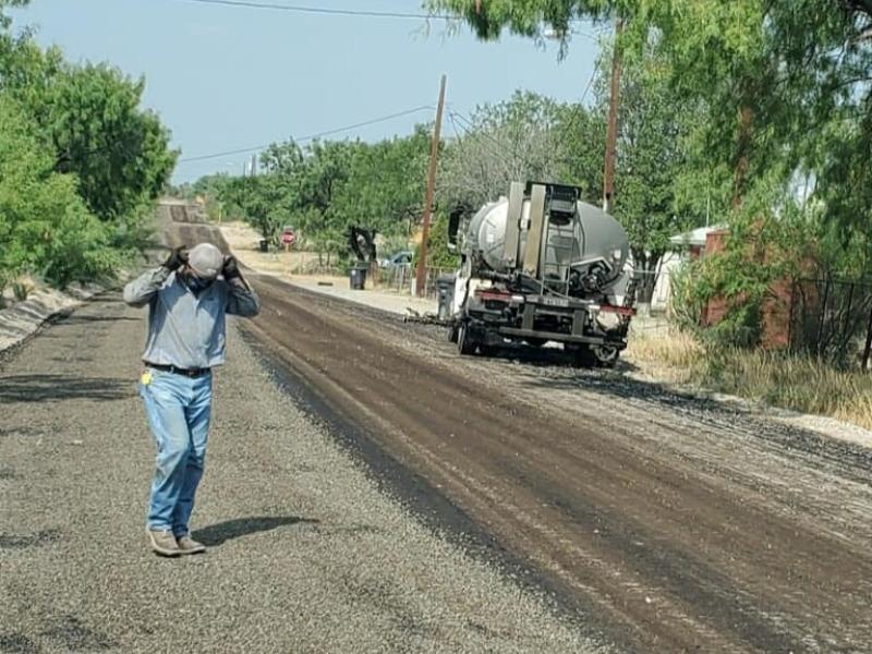 Pavimentan calles de la poblaci&oacute;n de El Indio y colonias al sur del condado de Maverick
