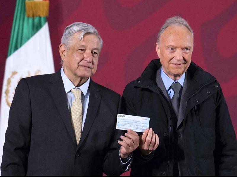 Infonavit pelea dinero del cheque usado en rifa del avi&oacute;n, Fiscal se los habr&iacute;a quitado