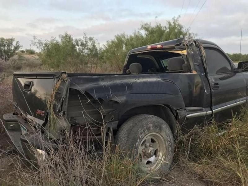 Ebrio conductor vuelca su unidad en el tramo carretero Nava-Piedras Negras 