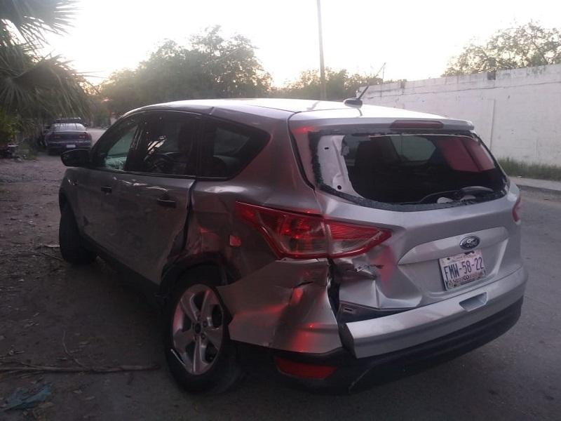 Le quiere ganar el paso al tren y es impactado en Villa de Fuente