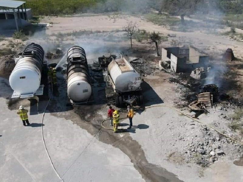 Trasladan a Monterrey a los dos trabajadores tras explosión de pipas de combustible en Nava