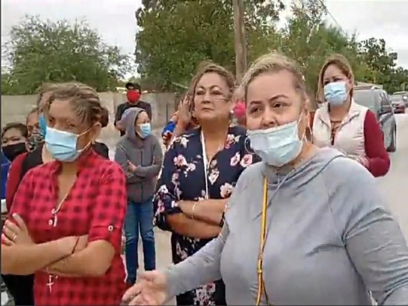Mujeres realizan plant&oacute;n frente a la alcaldesa de Villa Uni&oacute;n, demandan seguridad y obras
