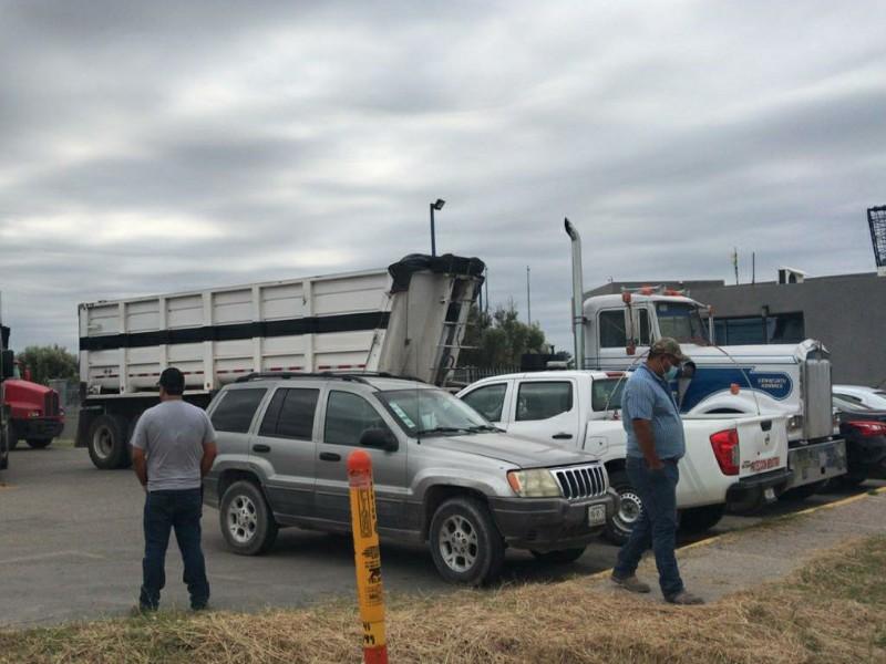 Realizan transportistas nuevo plant&oacute;n frente a las oficinas de Micare en Nava; exigen pago de adeudo