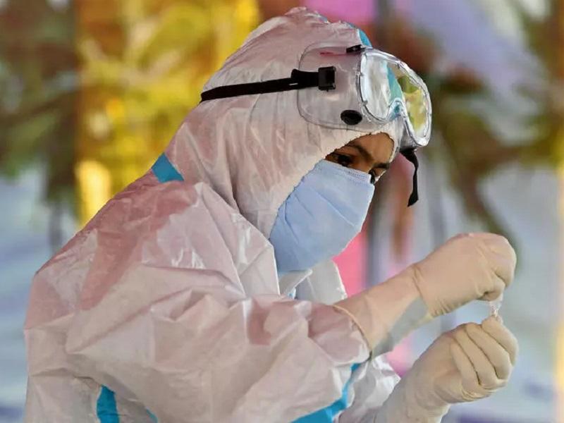 No estamos ni cerca del final de la pandemia del COVID-19, advierte director del CDC en EU