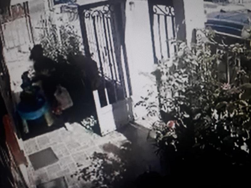 Se viraliza video de mujer robando un juguete a plena luz de día en Piedras Negras (video)