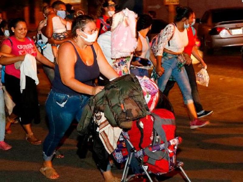 Caravana de hondureños va rumbo a Estados Unidos en plena pandemia