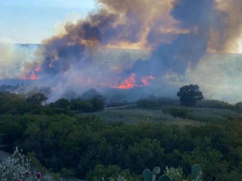Denuncia ranchero de Eagle Pass que bomberos evitaron que apagara el fuego que consumió su propiedad