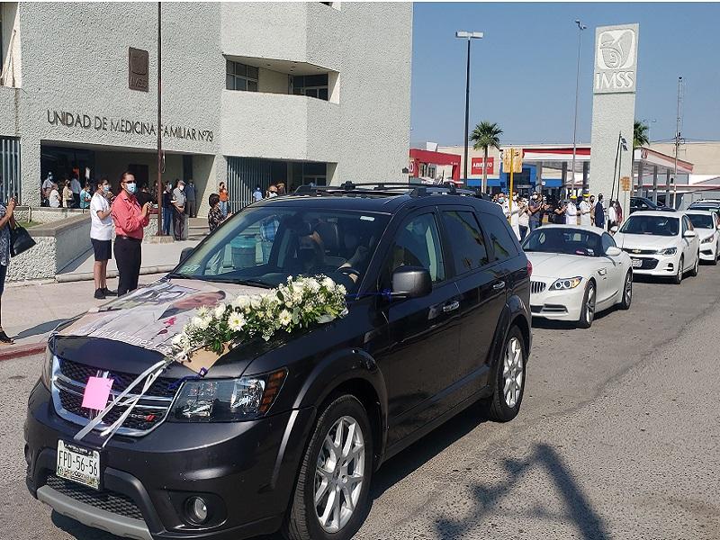 Realizan caravana en honor al exdirector de la UMF 79 del IMSS, Juan David Martinez Castro, fallecido por COVID-19 (VIDEO)