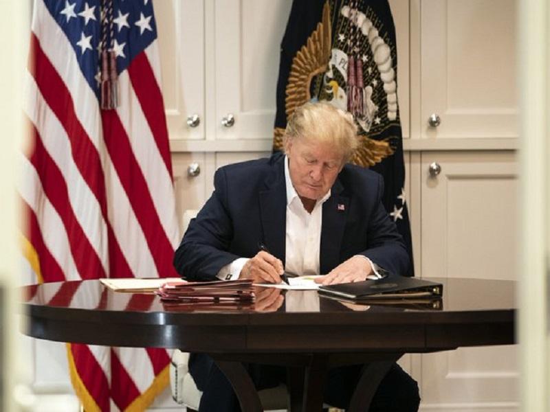 Difunden im&aacute;genes de Donald Trump trabajando desde el hospital; m&eacute;dicos podr&iacute;an darlo de alta ma&ntilde;ana