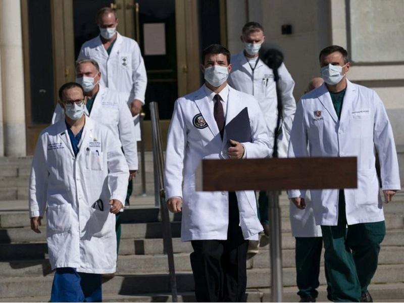 M&eacute;dico de la Casa Blanca dice que Trump a&uacute;n no est&aacute; completamente fuera de peligro