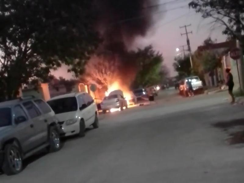 Se incendiaron dos vehículos al exterior de un domicilio en Piedras Negras, no hubo lesionados