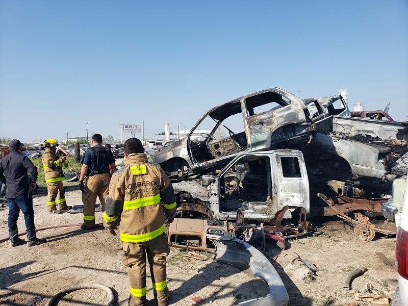 Se incendia yonque en el ejido Piedras Negras, al menos 6 vehículos resultaron dañados