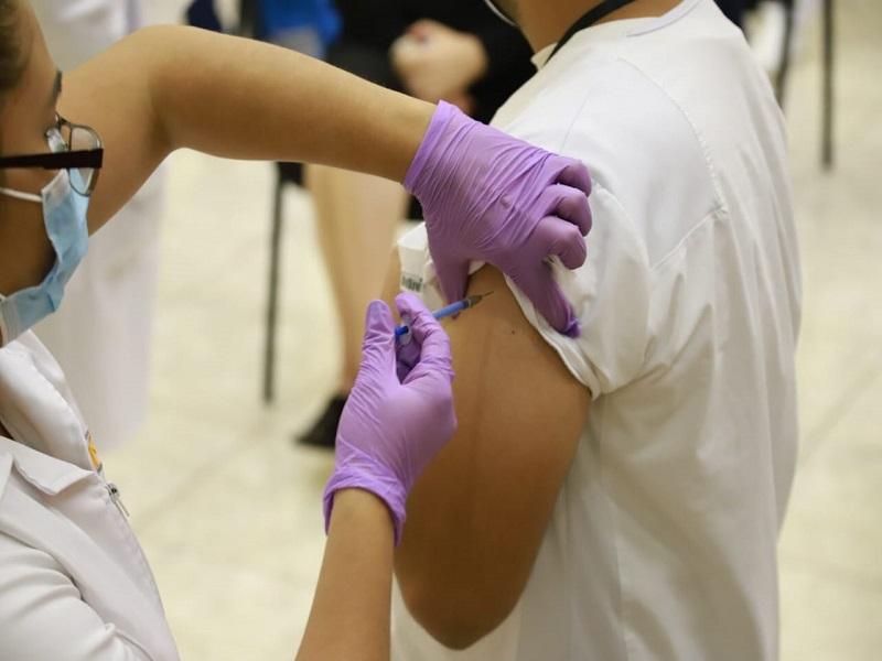 Aplican vacuna contra la influenza a personal médico y de enfermería de la Dirección de Salud en Acuña