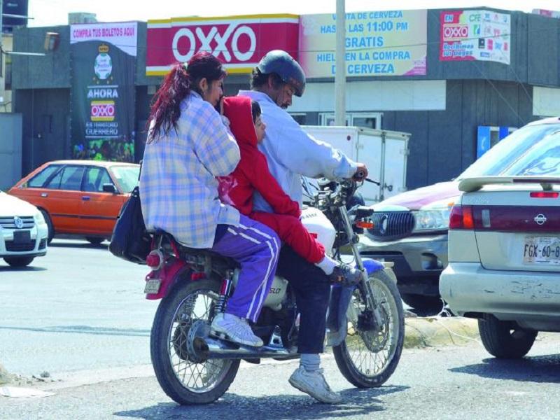 Aumenta cantidad de multas a motociclistas por falta de casco, rebasar por la derecha y viajar más de una persona
