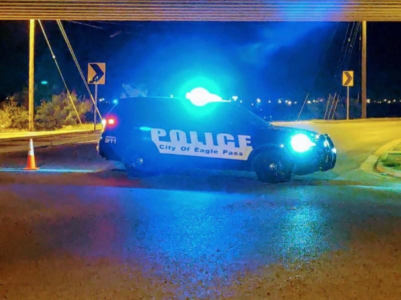 Mujer de Eagle Pass result&oacute; gravemente herida al caer de un auto en movimiento 