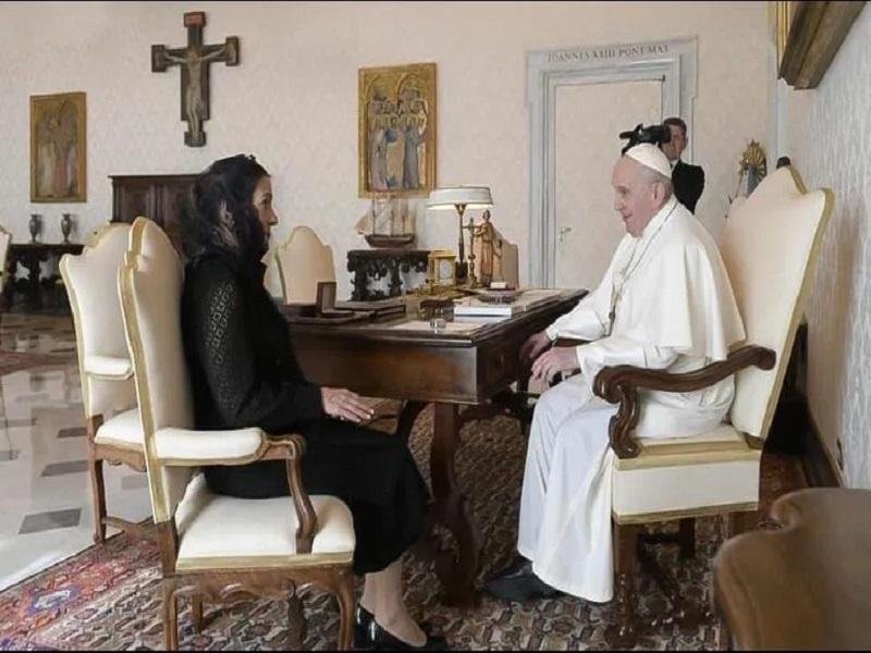 Beatriz Gutiérrez Müller entrega carta de AMLO al Papa Francisco en El Vaticano