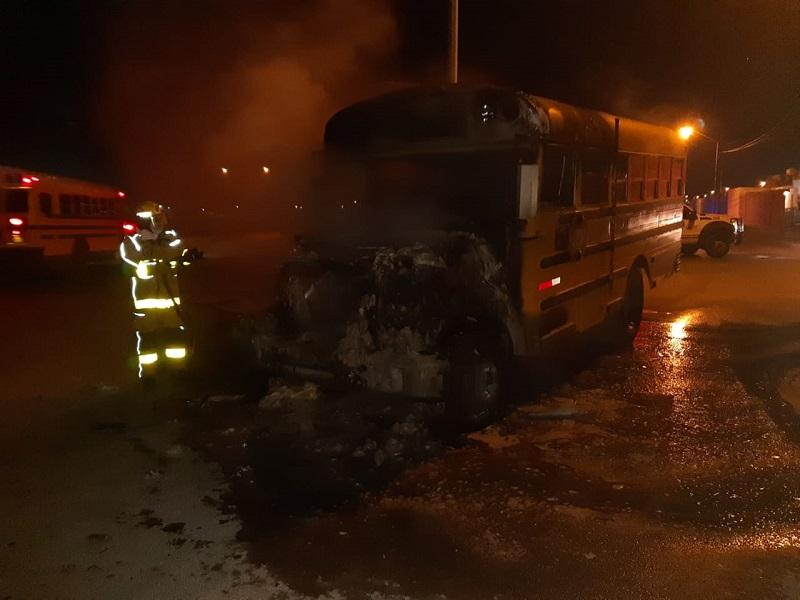 Corto circuito provoca incendio de transporte de personal en Piedras Negras (video)